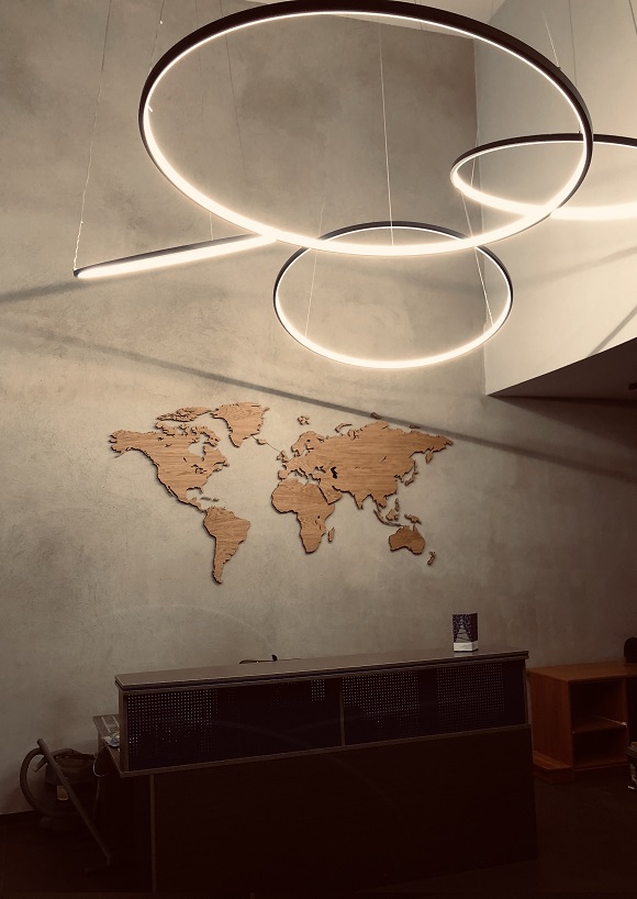 Sieninis medinis pasaulio žemėlapis biure