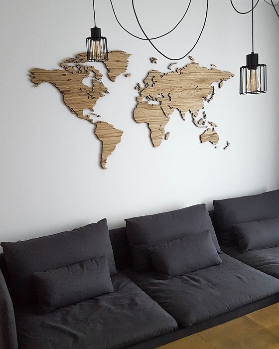 Weltkarte aus holz mit Ländergrenzen als Wanddekoration im Wohnzimmer