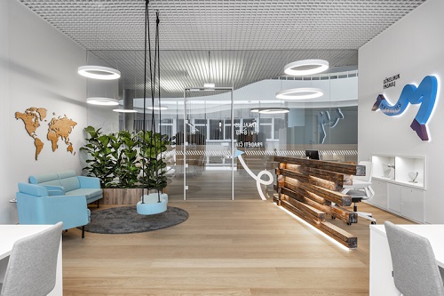 Weltkarte-aus-holz-mit-landernamen-und-pins-wandkarte-in-Reisebüro-wanddekoration