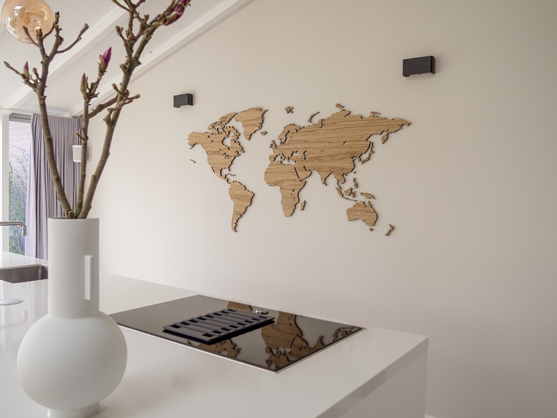 Detaillierte Weltkarte Wandkarte aus Holz mit Ländergrenzen als Wanddekoration in der Küche und Wohnzimmer.