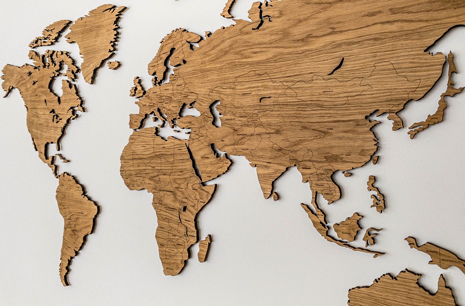 Detaillierte Weltkarte aus Holz mit Ländernamen, Ländergrenzen und pins fur die Wanddekoration