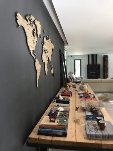 Medinis sieninis pasaulio žemėlapis -dekoras ant juodos sienos